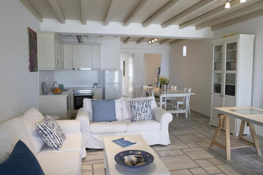 Beachfront 2Br Apartment - Free Parking Livadi  Extérieur photo