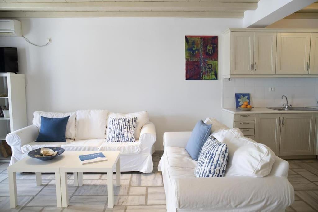Beachfront 2Br Apartment - Free Parking Livadi  Extérieur photo