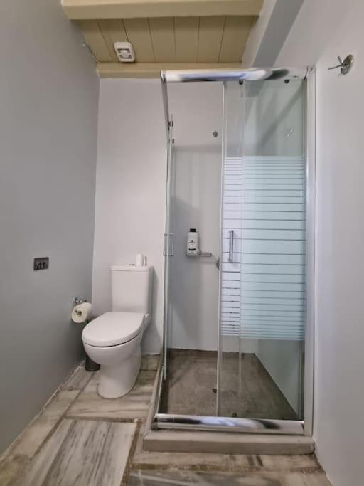 Beachfront 2Br Apartment - Free Parking Livadi  Extérieur photo